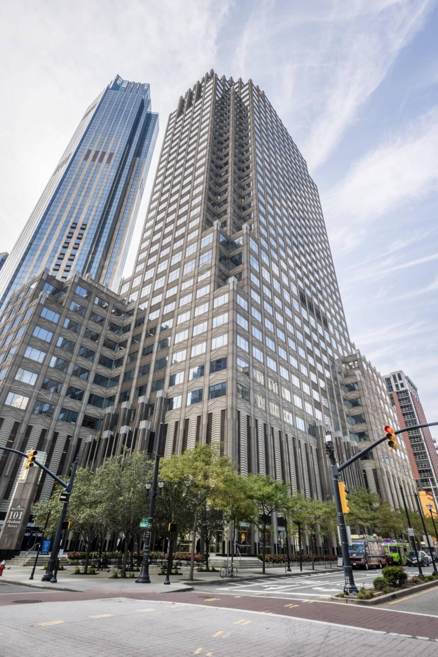 modern-skyscraper-building-in-downtown-charlotte-north-carolina